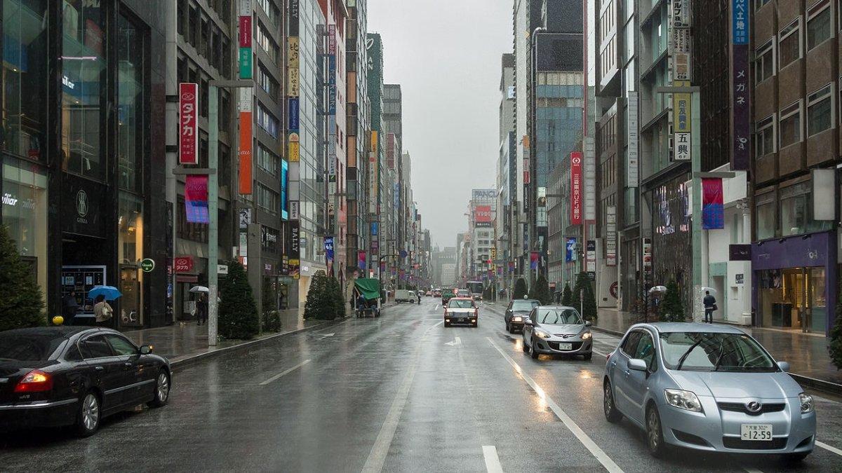 Chuo Dori, satu tempat wisata terbaik di Ginza Tokyo Jepang yang menarik buat dijelajahi.