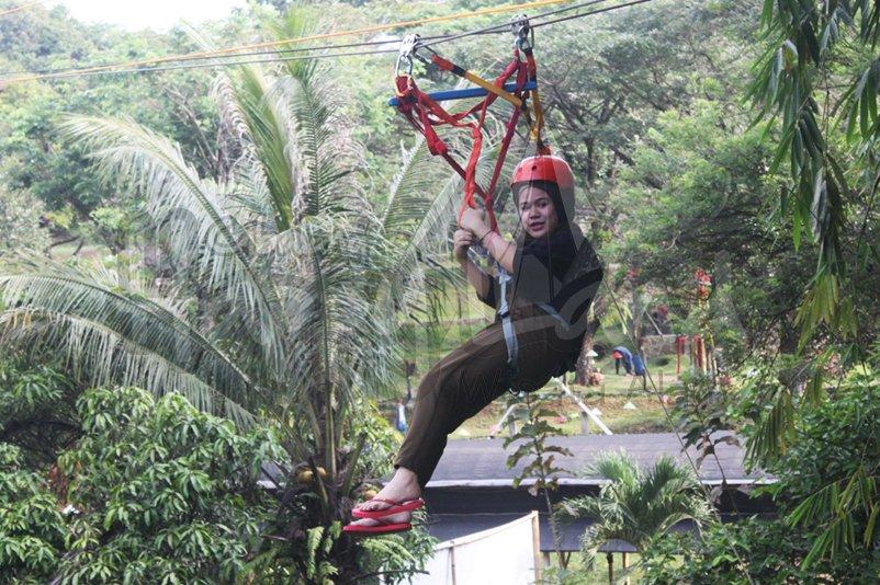 Wahana flying fox di Cibalung Happy Land.