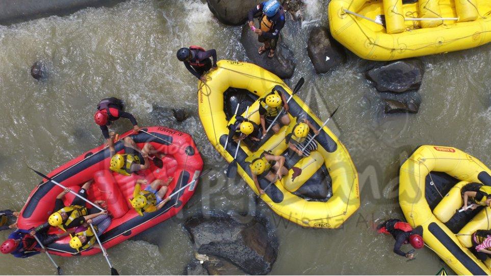Arung jeram di Cibalung Happy Land.