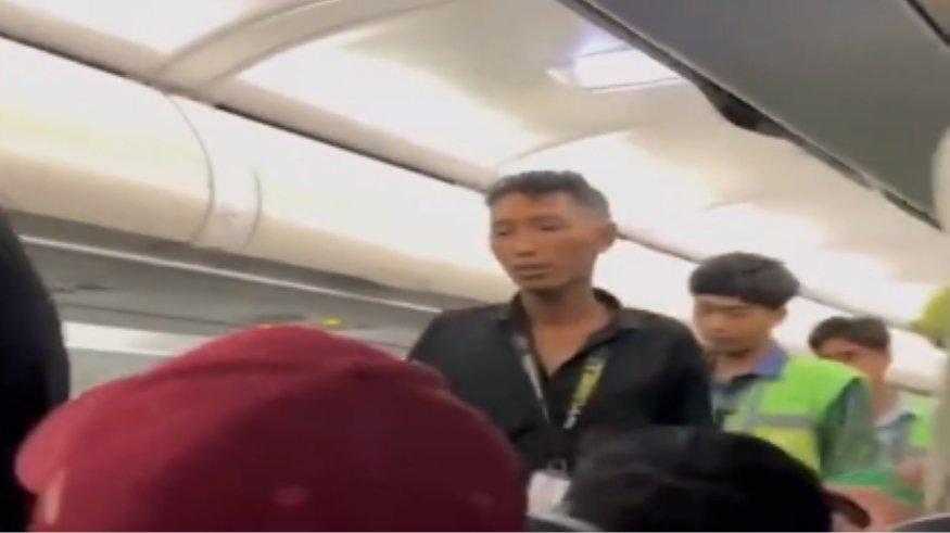 Viral penumpang ketahuan merokok di pesawat Citilink Batam-Surabaya.