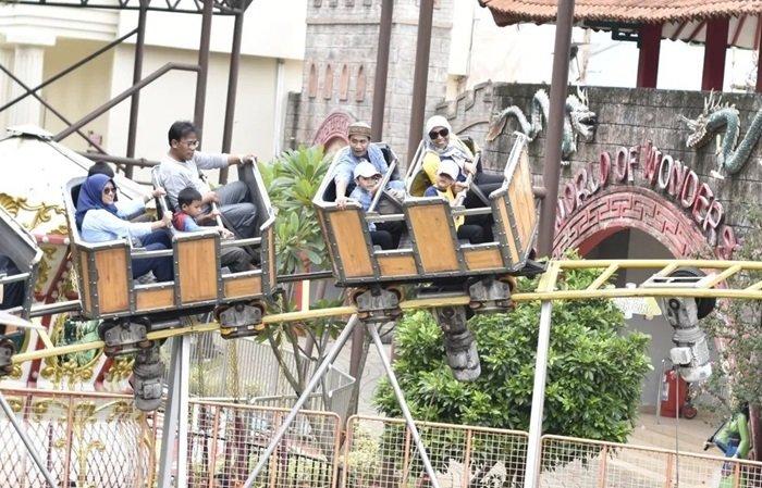 Pengunjung menikmati wahana permainan Citra Raya World Of Wonders Theme Park di Tangerang.