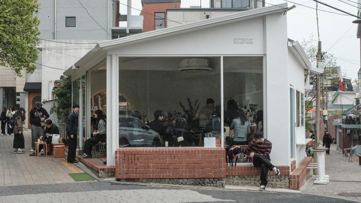 Coffee Nap Roasters, satu kafe unik di Seoul Korea Selatan yang menarik buat kamu jelajahi.