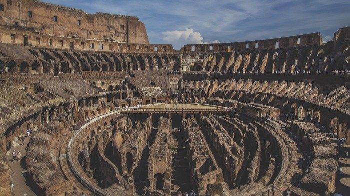 Ilustrasi di dalam bangunan berusia 200 Tahun, Colosseum.