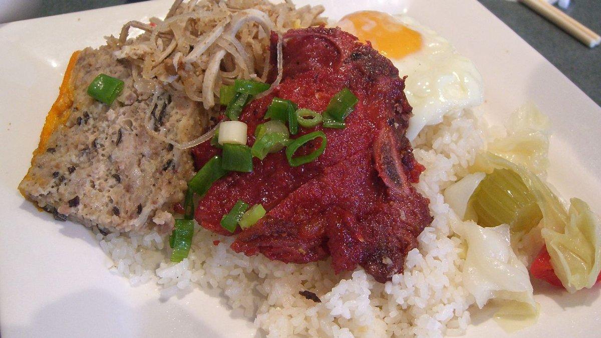 Com tam suon, satu sarapan enak di Vietnam yang wajib kamu coba saat liburan ke sana.