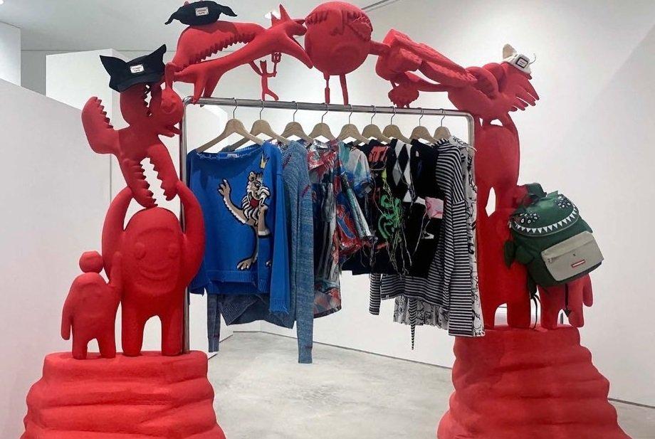 Comme Des Garçons, satu brand streetwear terbaik di Jepang yang cocok buat dijadikan oleh-oleh.