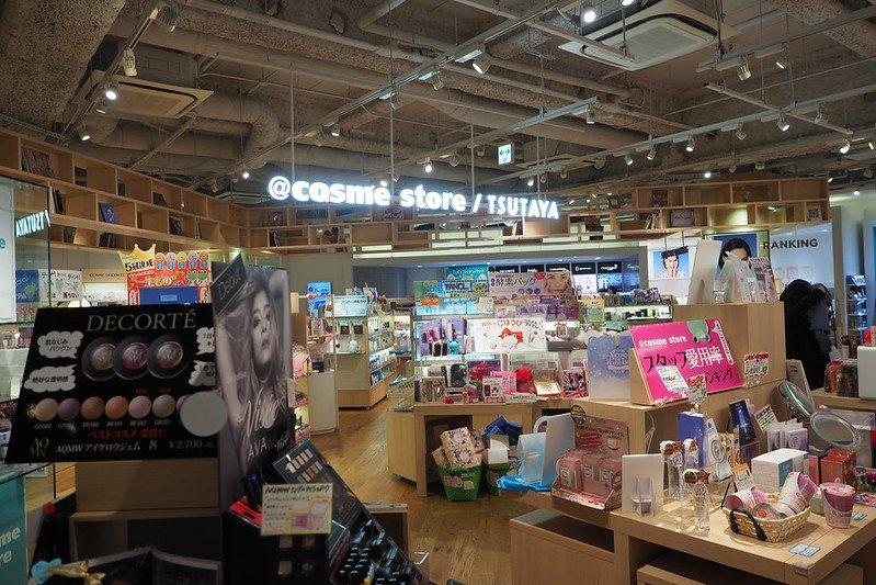 @Cosme shop, satu tempat belanja terbaik di Tokyo Jepang buat belanja produk kosmetik.