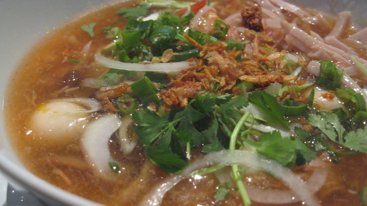 Crab bee hoon soup, satu mi enak di Singapura yang wajib kamu coba saat liburan ke sana.