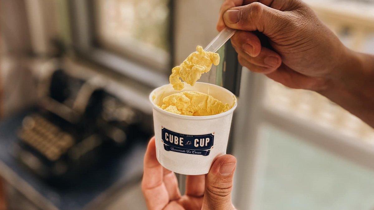 Cube to Cup, satu toko es krim terbaik di Bangkok Thailand yang terkenal dengan tempat estetik dan rasa unik.