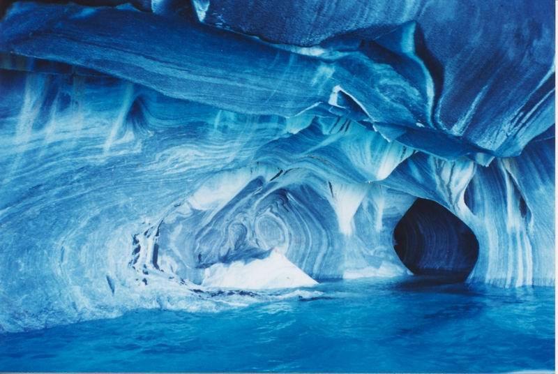 Cuevas de Mármol, satu tempat wisata di dunia yang serasa berada di planet lain.
