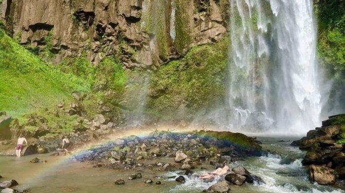 Curug Bangkuang berlokasi di Dusun Semantung, Pekon Basungan, Kecamatan Pagar Dewa, Lampung Barat, Lampung.