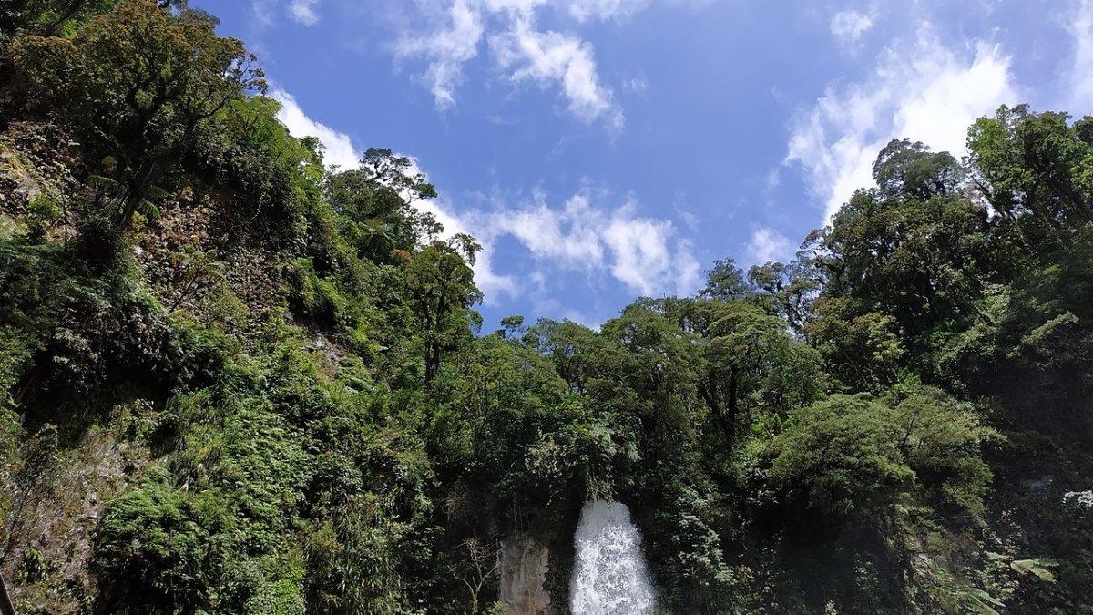 Curug Cibeureum, satu tempat wisata hits di Cianjur, Jawa Barat.