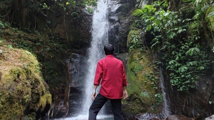 Curug Kembar merupakan tempat wisata di Bogor yang memiliki air jernih, mengalir dari ketinggian dengan suara gemericik yang menenangkan.