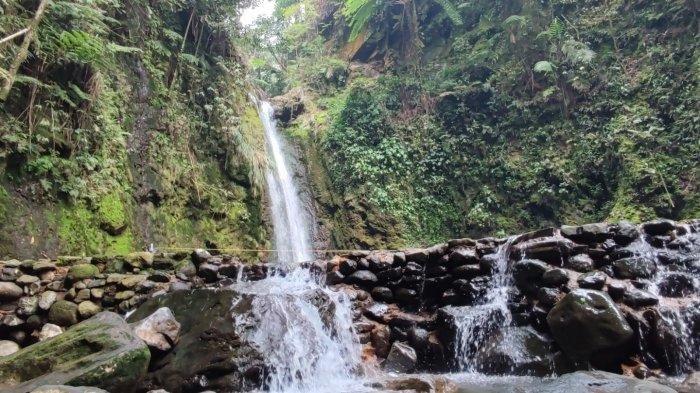 Curug Kondang berada di Taman Nasional Gunung Halimun Salak, tepatnya Desa Gunung Sari, Kecamatan Pamijahan, Kabupaten Bogor, Jawa Barat.