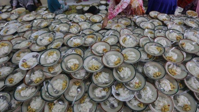 Masjid Jogokariyan menyediakan makanan buka puasa gratis selama Ramadhan 2024.