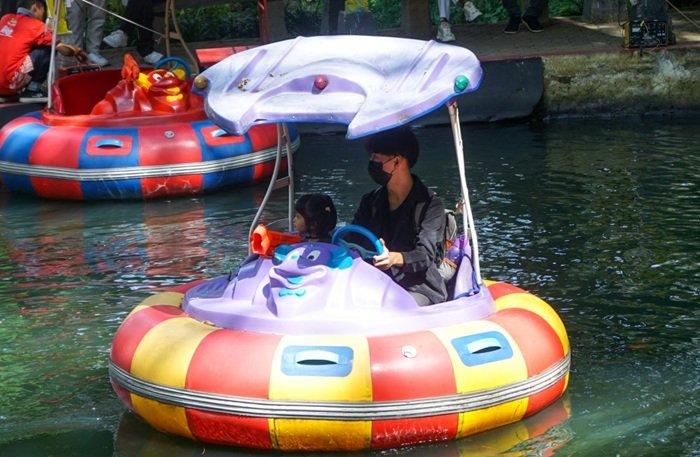 WISATA BANDUNG - Wisatawan tengah menikmati wahana di Dago Dreampark, Bandung, Jawa Barat, Jumat (18/4/2025).