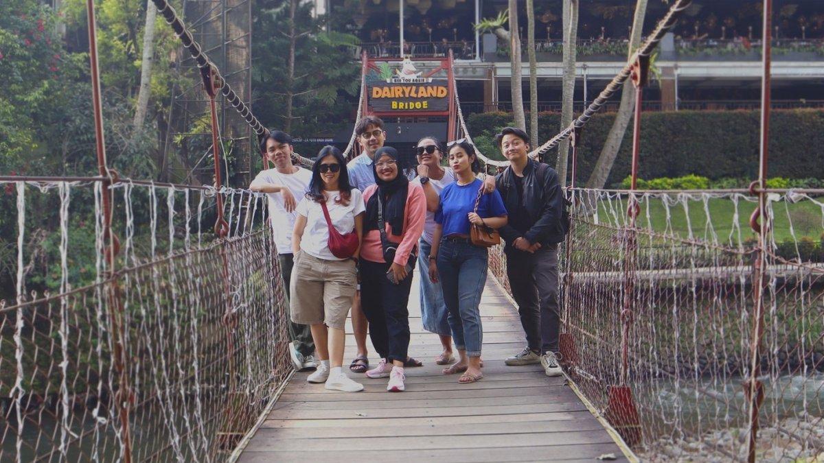 Dairyland Riverside Puncak berlokasi di Jalan Raya Puncak Km 77, Desa Cipayung, Kecamatan Megamendung, Bogor, Jawa Barat.