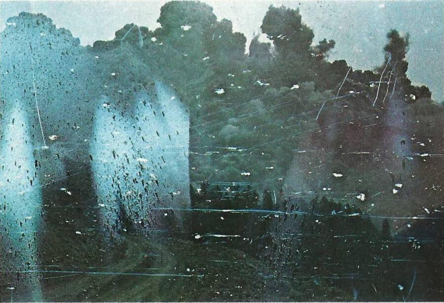 Dalam hitungan detik, abu hampir menutupi langit dari posisi Landsburg empat mil dari puncak.