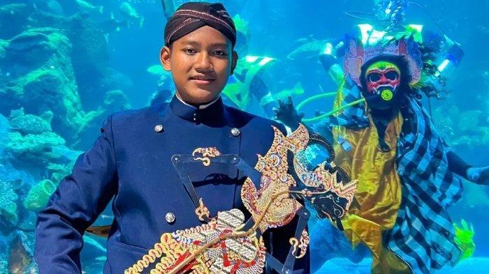 Dalang cilik Barata Wicaksana hadir di Sea World Ancol mengisi Cerita Wayang Dalam Air. Berikut jadwal nonton pertunjukan wayang 'Cerita Wayang Dalam Air' di Sea World Ancol Jakarta Utara hari ini, Senin (2/10/2023).