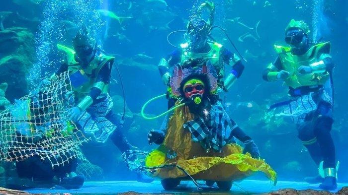 Dalang cilik Barata Wicaksana hadir di Sea World Ancol mengisi Cerita Wayang Dalam Air. Berikut jadwal nonton pertunjukan wayang 'Cerita Wayang Dalam Air' di Sea World Ancol Jakarta Utara hari ini, Senin (2/10/2023).