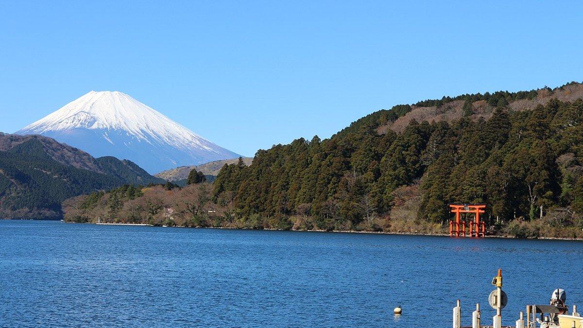 Danau Ashi, satu tempat wisata terbaik di Hakone Jepang.