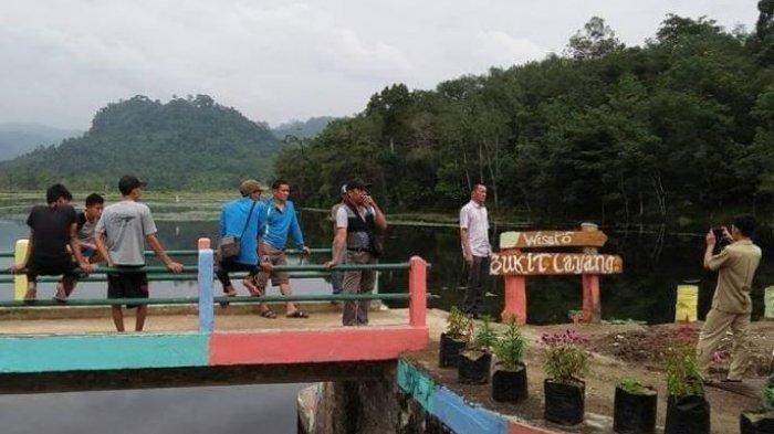 Danau Bukit Layang, satu tempat wisata alam terbaik di Musi Rawas Utara yang cocok dikunjungi saat liburan akhir pekan.