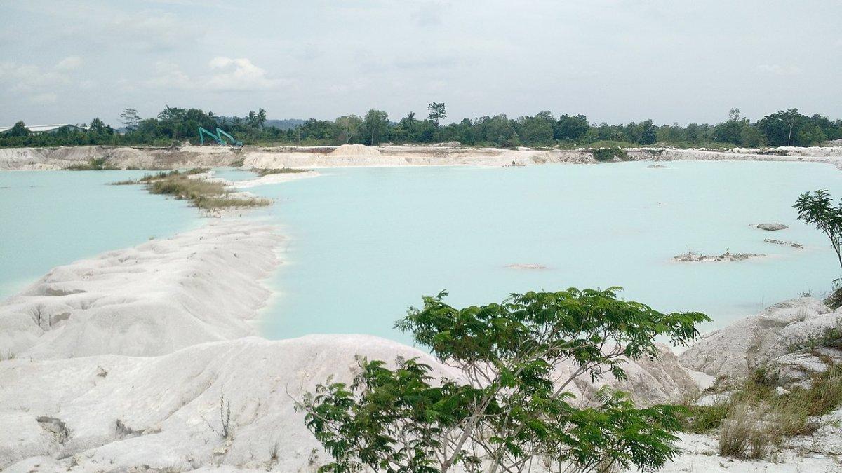 Danau Kaolin, satu tempat wisata terbaik di Kepulauan Bangka Belitung yang cocok dikunjungi saat liburan akhir pekan.