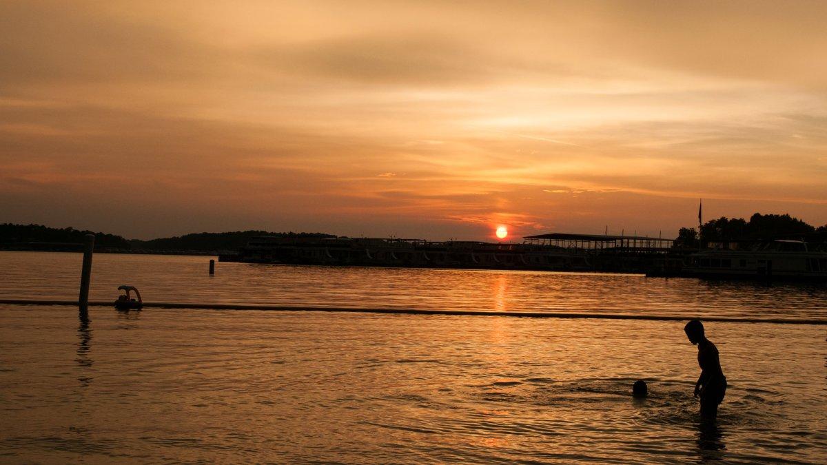 Ilustrasi menikmati sunset di danau Cinta Walahar.