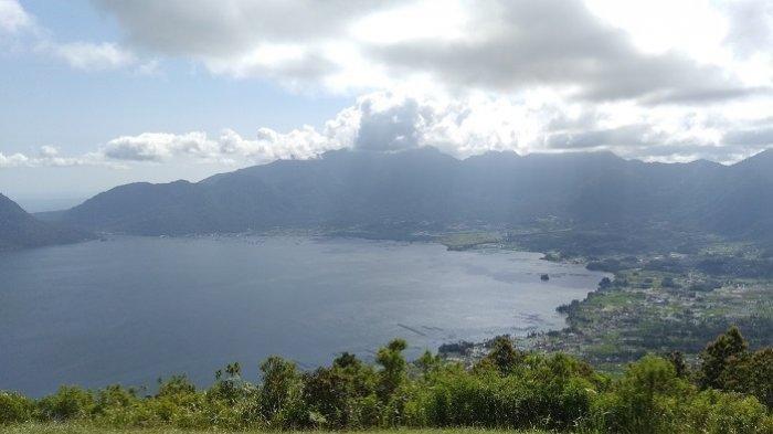 Danau Maninjau di Kabupaten Agam, Sumatera Barat.