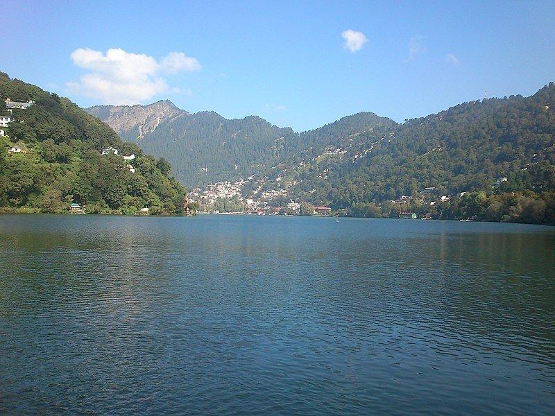 Danau Naini terletak di Nainital, UIttarakhand, India.