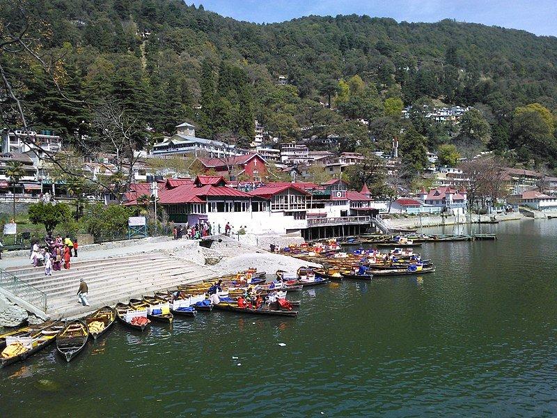 Danau Nainital tempat wisata terkenal di Negara Bagian Uttarakhand