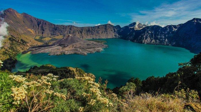 Danau Segara Anak di puncak Gunung Rinjani, Nusa Tenggara Barat (NTB).