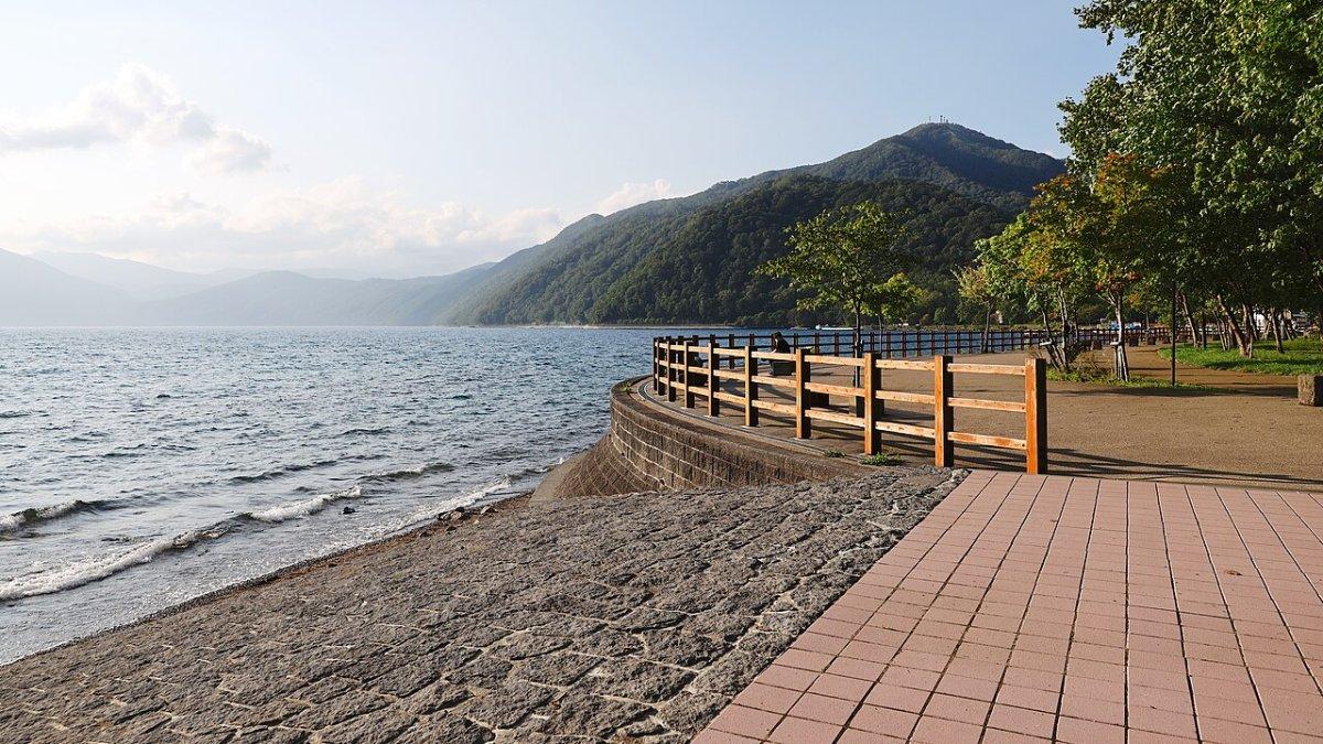 Danau Shikotsu, satu tempat wisata terbaik di Hokkaido Jepang buat dikunjungi saat Musim Panas.