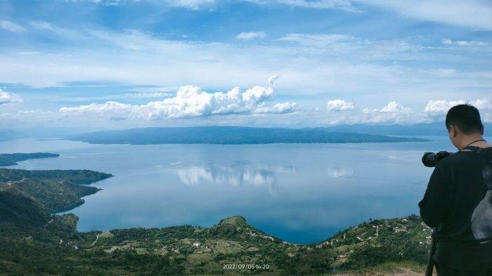 Danau Toba dilihat dari Huta Ginjang, Kecamatan Muara, Kabupaten Tapanuli Utara, Sumatera Utara.
