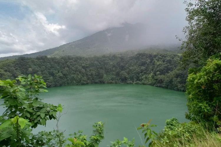 Danau Tolire berada di Desa Takome, Kecamatan Pulau Ternate, Ternate, Maluku Utara. Danau Tolire bisa jadi pilihan untuk healing di akhir pekan.