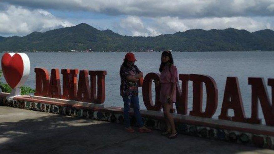 DANAU TONDANO - Sejumlah wisatawan berwisata di Danau Tondano, Tomohon, Sulawesi Utara. Danau Tondano merupakan salah stau tempat wisata di Tomohon yang cukup populer.