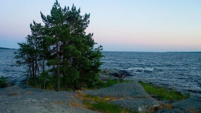 Danau Vänern di Swedia yang dekat dari Götene - tempat pemerintah menjual tanah seharga kopi sachet.