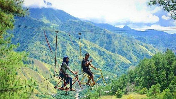 Pengunjung berfoto di salah satu spot di objek wisata baru yakni Dante Pine yang teletak di Lingkungan Puncak, Kelurahan Lakawan, Kecamatan Anggeraja, Kabupaten Enrekang, Sulawesi Selatan.