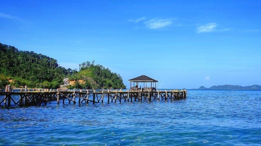 Daya tarik Pantai Manjuto.