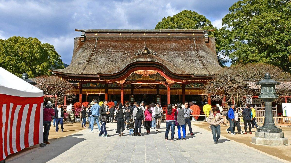 Dazaifu Tenman-gū, satu tempat wisata terbaik di Fukuoka Jepang yang menarik buat dijelajahi saat pertama kali liburan ke sana.