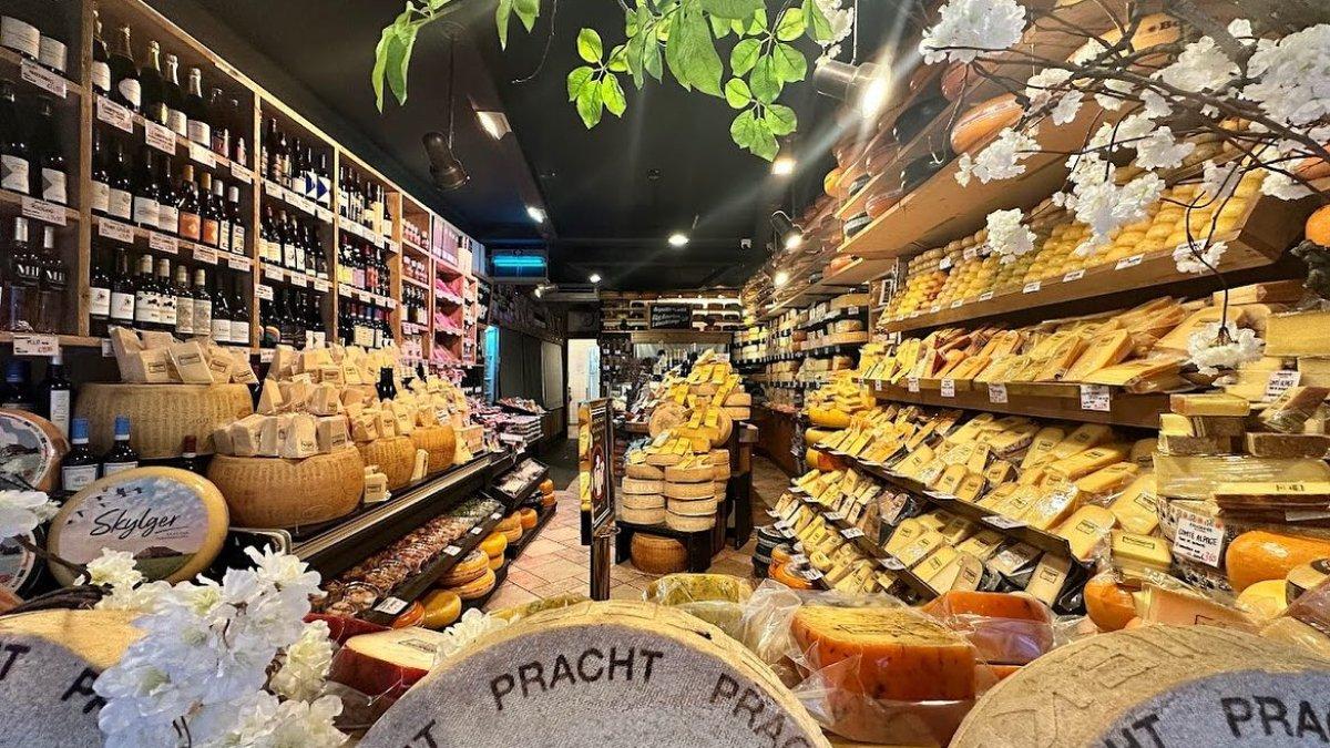 De Kaaskamer, satu tempat belanja terbaik di Amsterdam buat berburu oleh-oleh khas Belanda.
