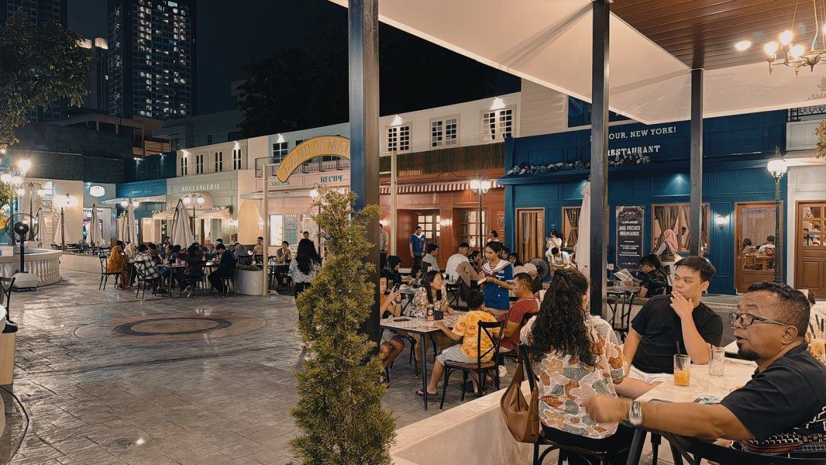 De Kapal Garden Cafe di Medan buat makan malam.