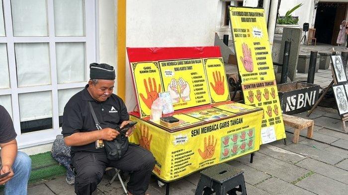 Dende (70), penjual jasa meramal, di depan Museum Sejarah Jakarta, Kota Tua, Jakarta Barat.