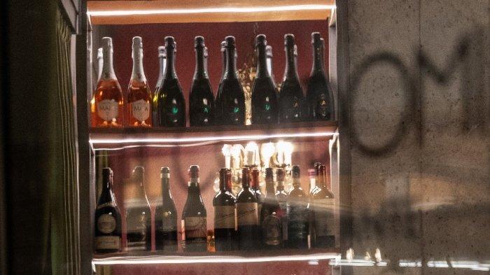 Deretan botol anggur yang tersimpan rapi di restoran. Sebuah restoran di Italia memberikan penawaran hadiah sebotol anggur gratis untuk para pelanggan yang mau menyimpan HP mereka di brankas agar bisa menikmati momen kumpul bersama.