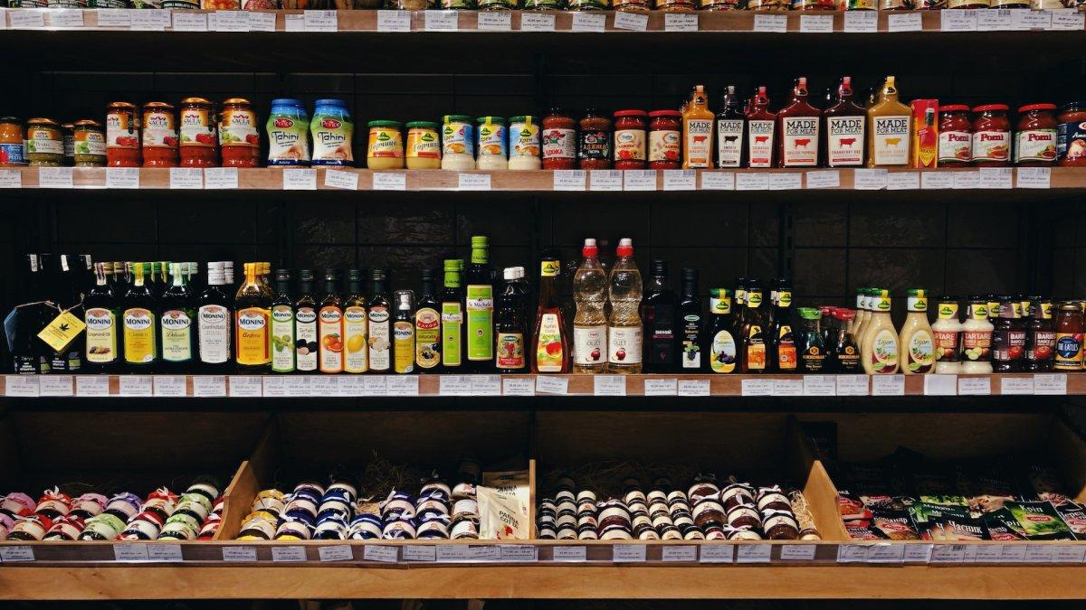 Deretan botol minyak zaitun yang dijual di supermarket.