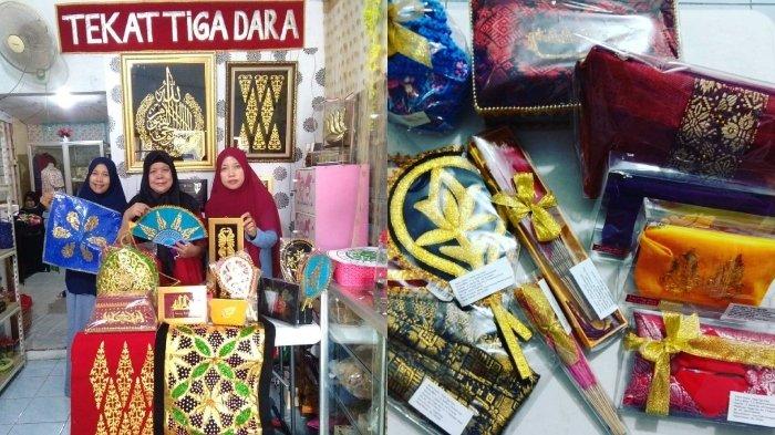 Deretan jenis oleh-oleh dari Tekat Tiga Dara Pekanbaru, Riau.