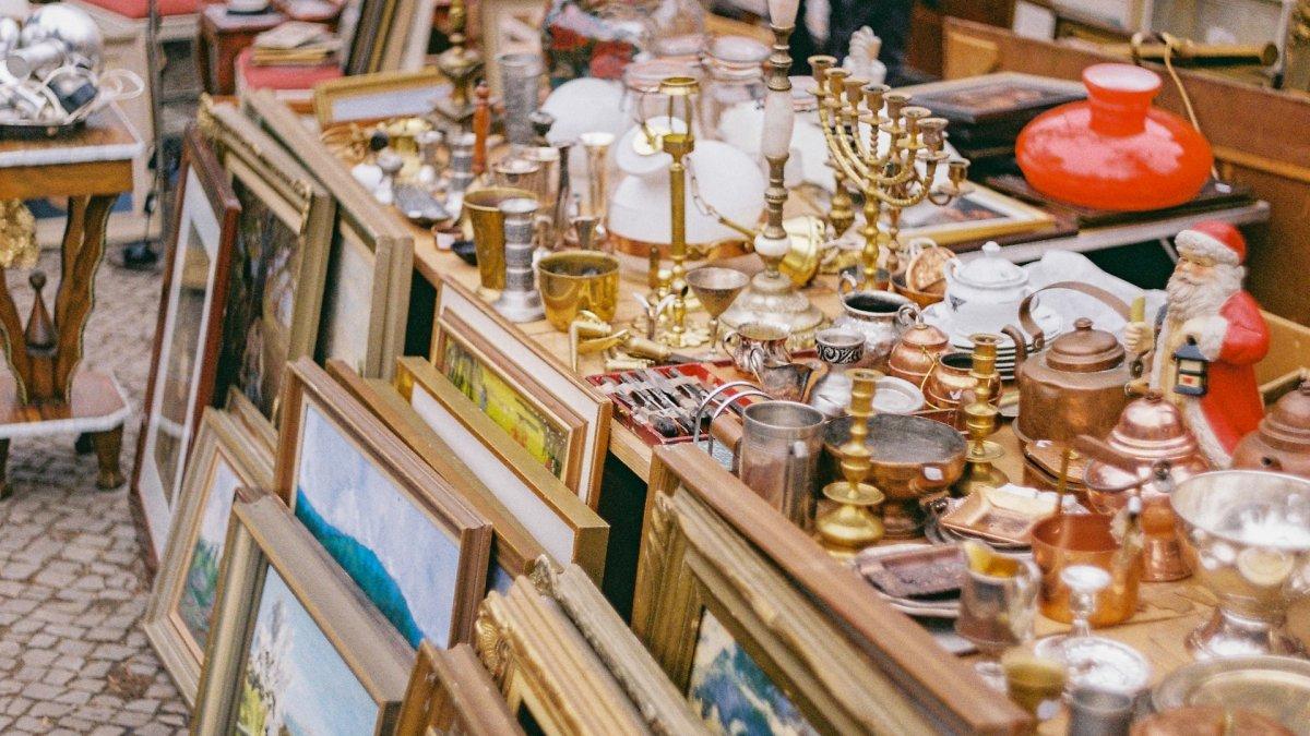 Deretan produk yang bisa ditemukan di pasar loak