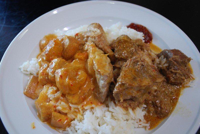 Ilustrasi menu nasi rendang di Rumah Makan Sinar Pagi, Semarang