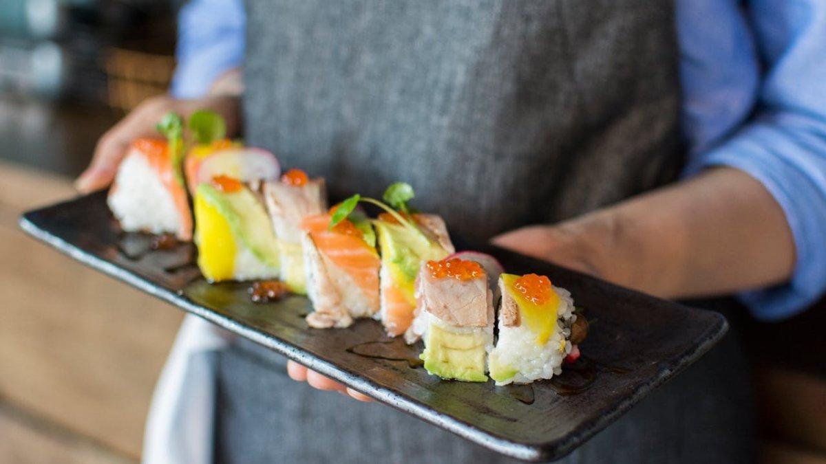Ilustrasi pria membawa menu sarapan sushi.
