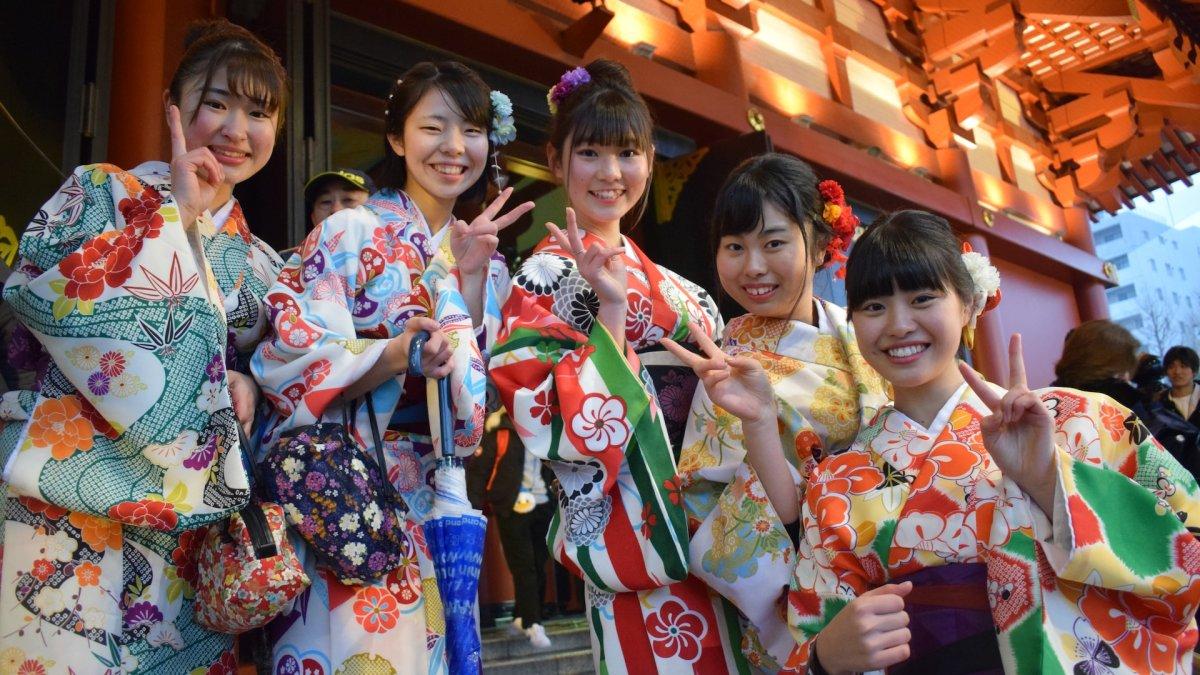 Kamu bisa belanja kimono di Gion Shotengai Kyoto