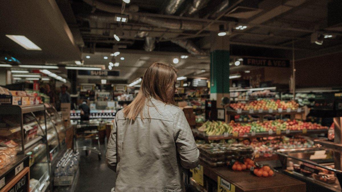 Ilustrasi pengunjung supermarket. Pemilik jaringan supermarket Rusia mengumumkan bahwa ia akan membayar Rp 178 juta  kepada setiap orang yang terbukti keracunan makanan dari produk tokonya.